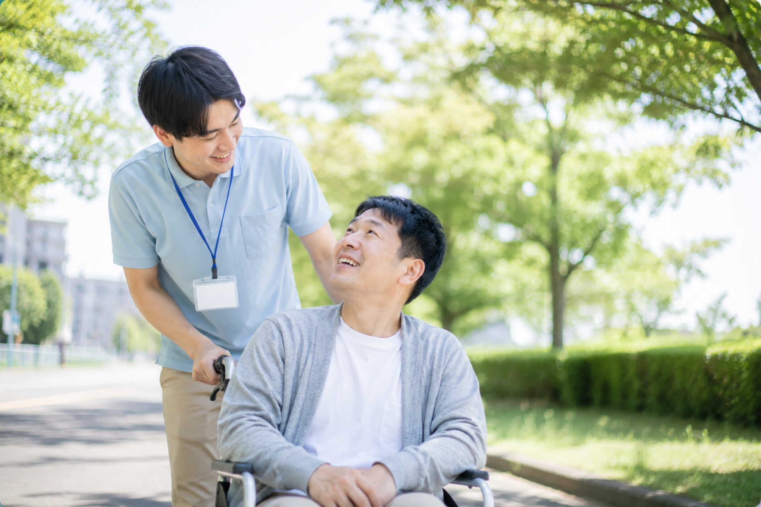 スタッフと利用者が交流している様子